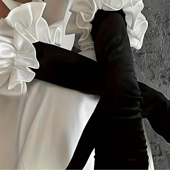Elegant Black Velvet Long Gloves with White Wavy Edge - Picture 5 of 5